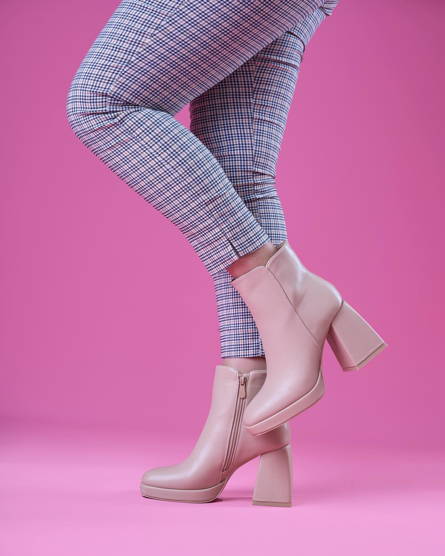 Botín De Tacón Cuadrado Beige