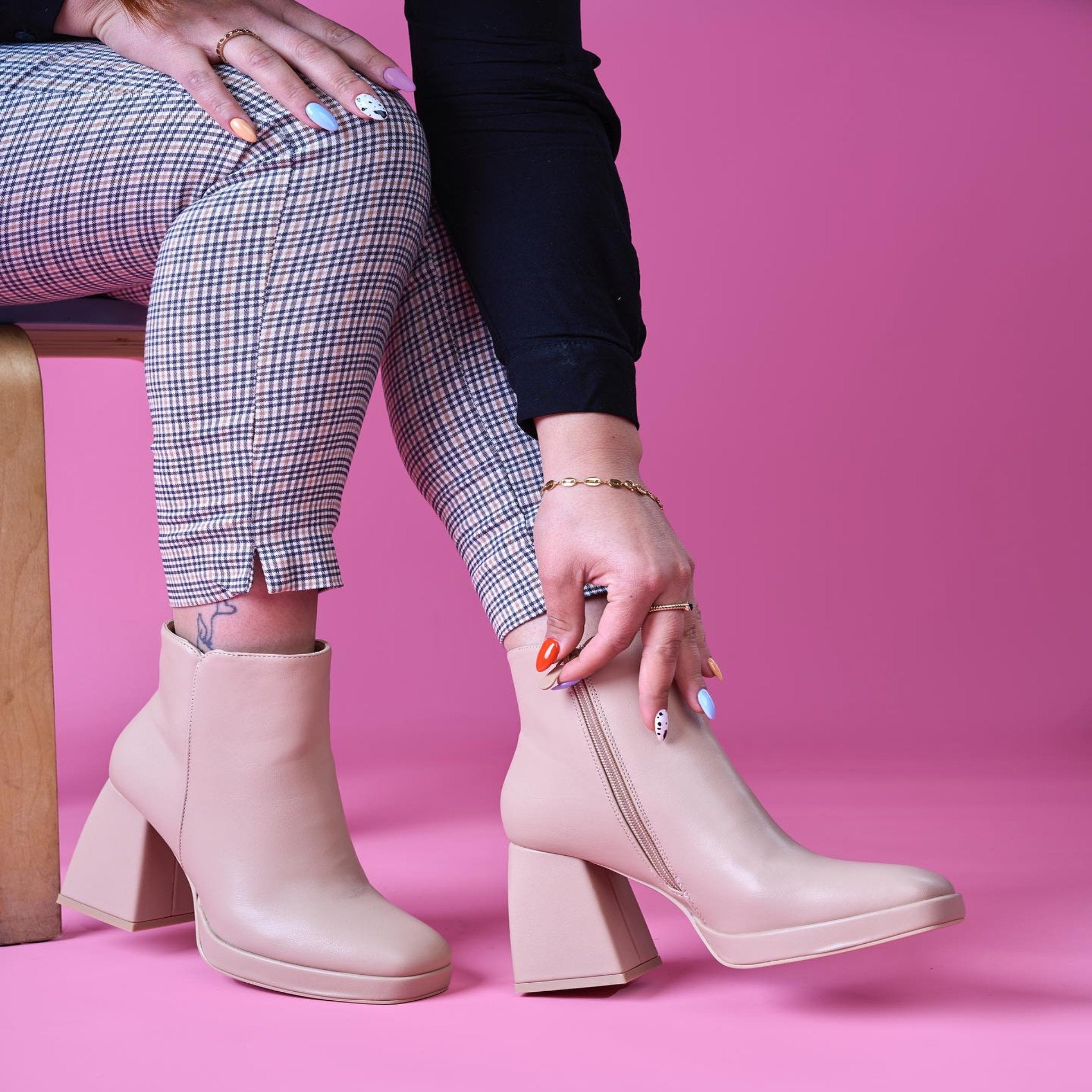 Botín De Tacón Cuadrado Beige