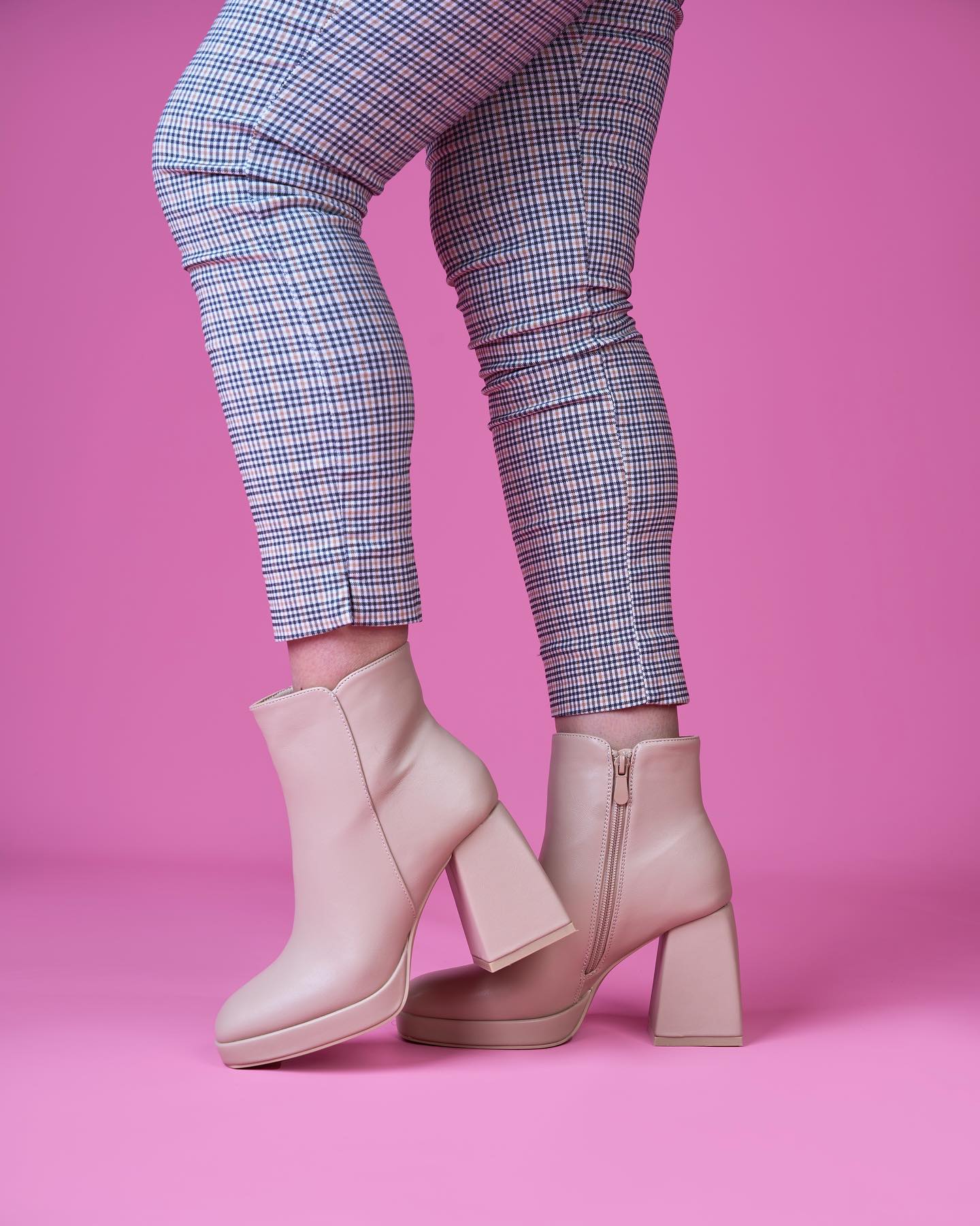 Botín De Tacón Cuadrado Beige