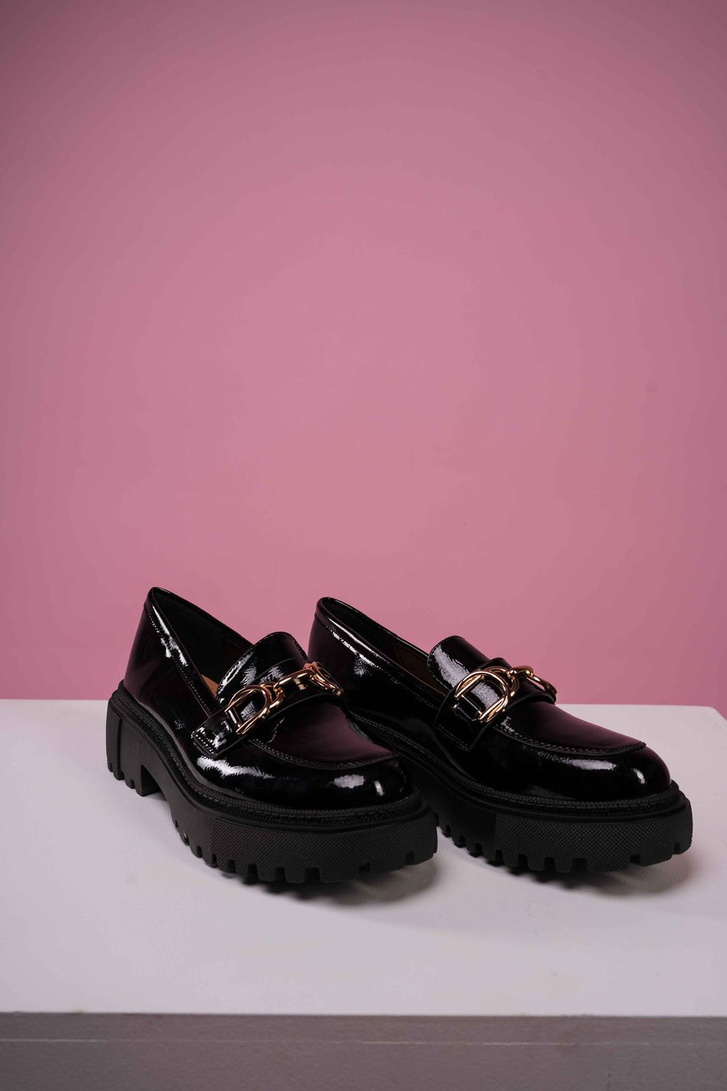 Mocacines De charol con detalles en DORADO