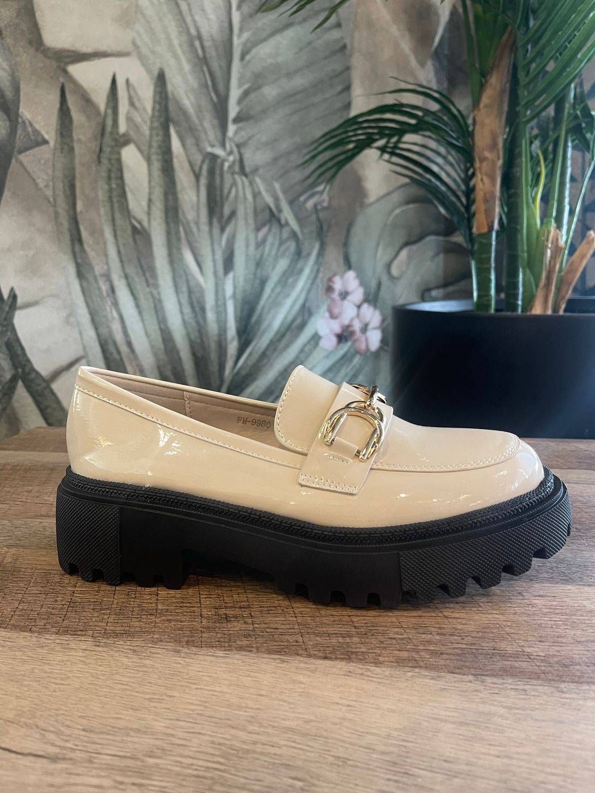 Mocacines De charol con detalles en DORADO en BEIGE