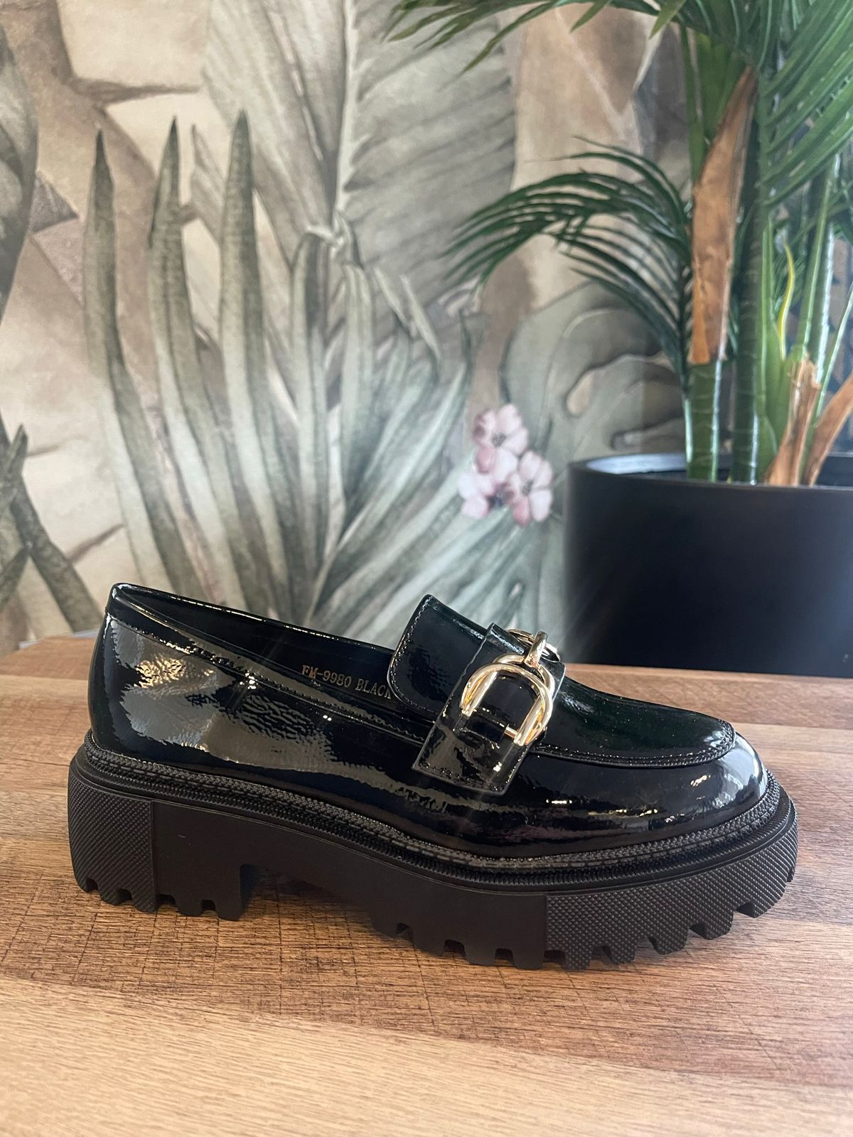 Mocacines De charol con detalles en DORADO